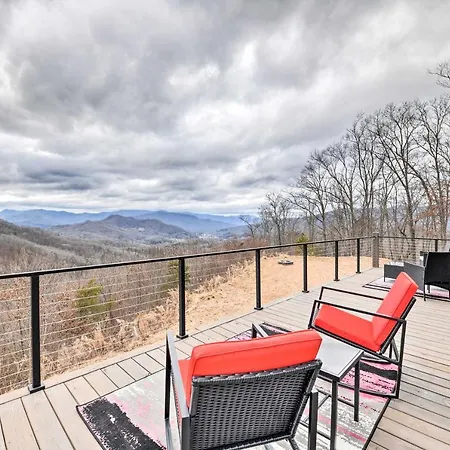 Scenic Hillside Cabin In Sylva With Hot Tub And Views!